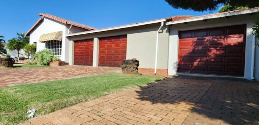 4 bedroom home, 3 garages. Rubenstein Alberton