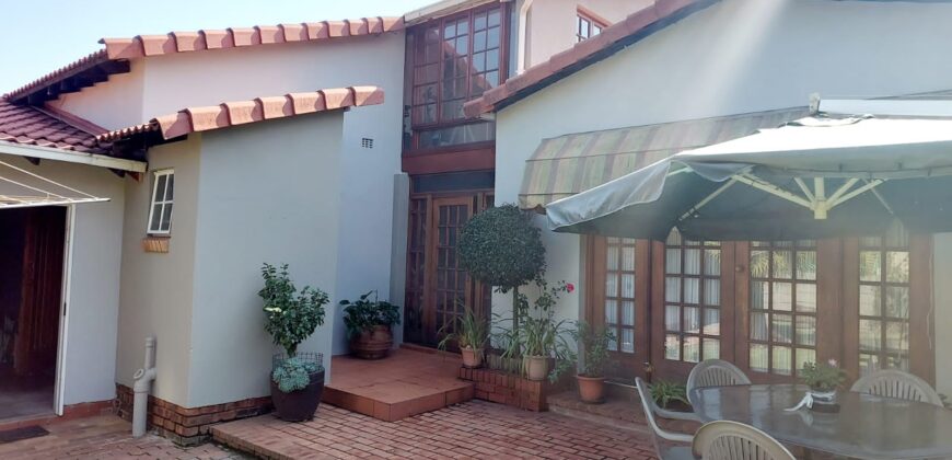 4 bedroom home, 3 garages. Rubenstein Alberton