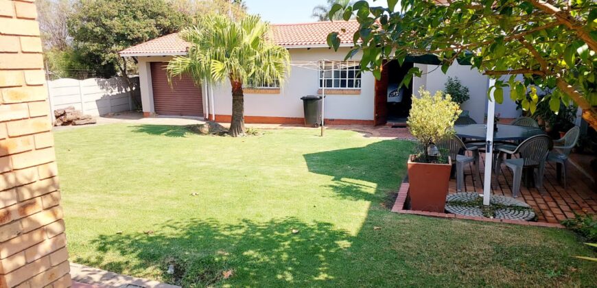 4 bedroom home, 3 garages. Rubenstein Alberton